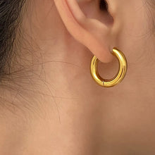 Load image into Gallery viewer, Round Geometric Circle Ear Buckle
